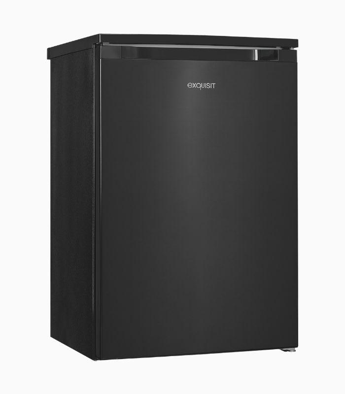 Ein schwarzer Mini-Kühlschrank mit einem Griff oben, weißer Hintergrund.