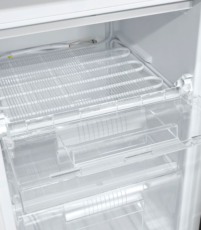 In einem weißen Kühlschrank mit transparenten Kunststoffregalen.