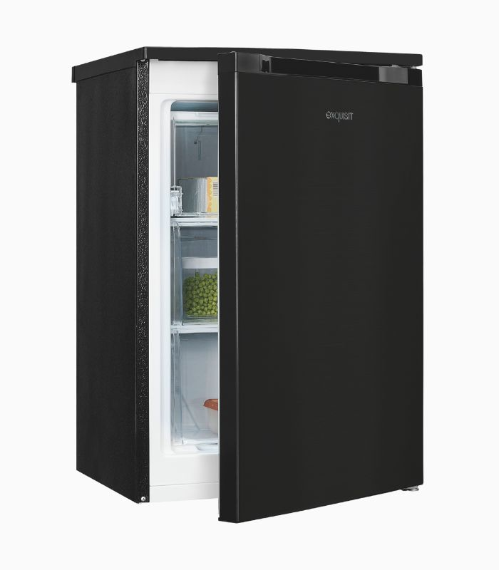 Schwarzer Exquisit-Kühlschrank mit offener Tür. Innenansicht. Weißer Hintergrund.