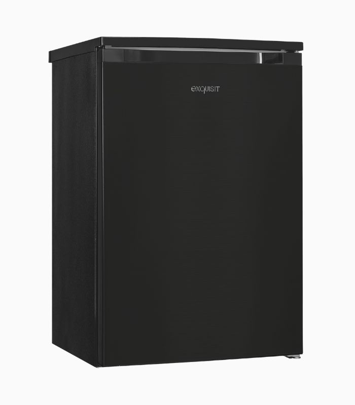 Schwarzer Exquisit Mini-Kühlschrank. Quadratisch, geschlossene Tür, silberner Griff. Weißer Hintergrund. Einfaches Design.