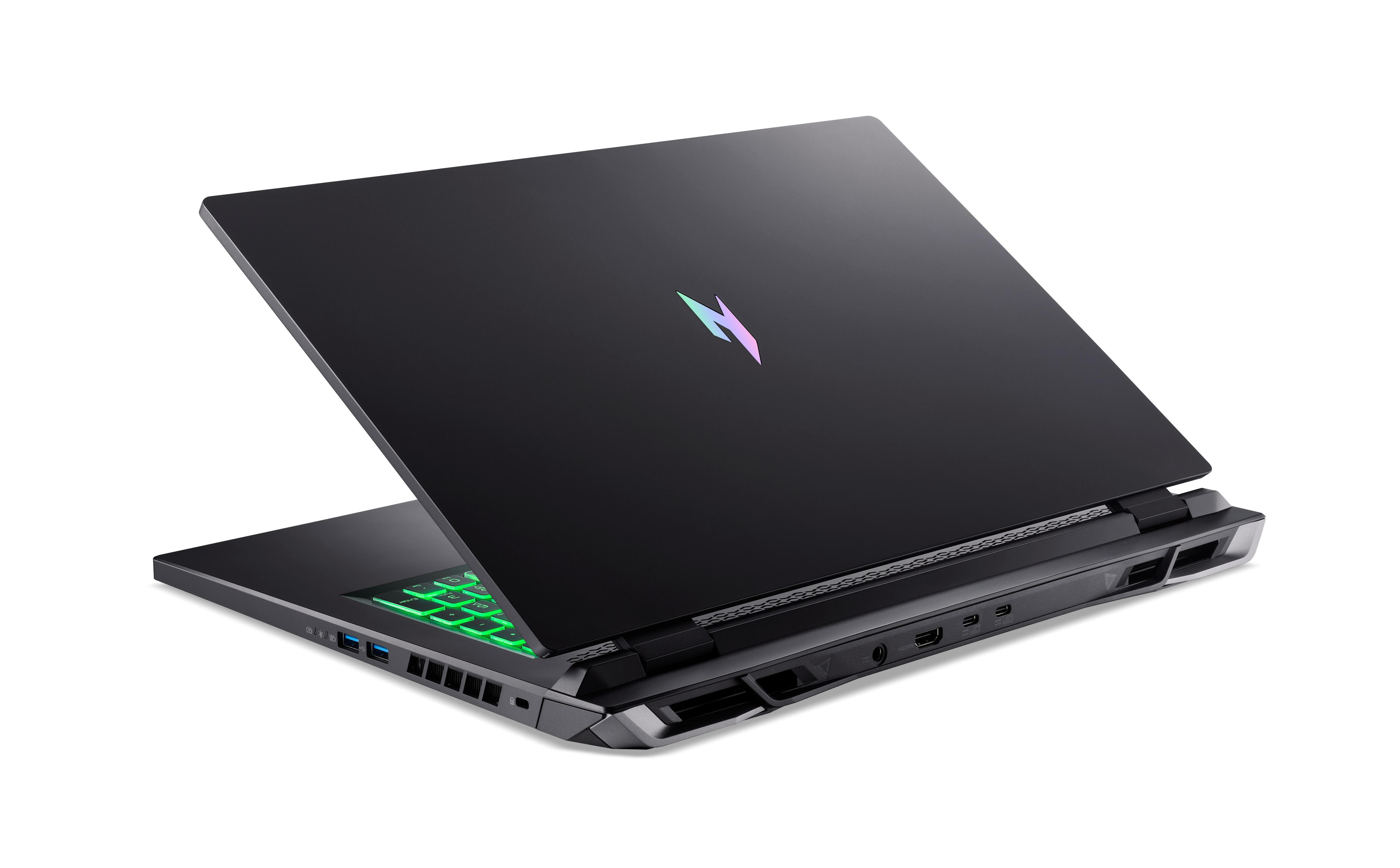 Ein schwarzer und silberner Laptop, in einem Winkel geöffnet, auf weißem Hintergrund.