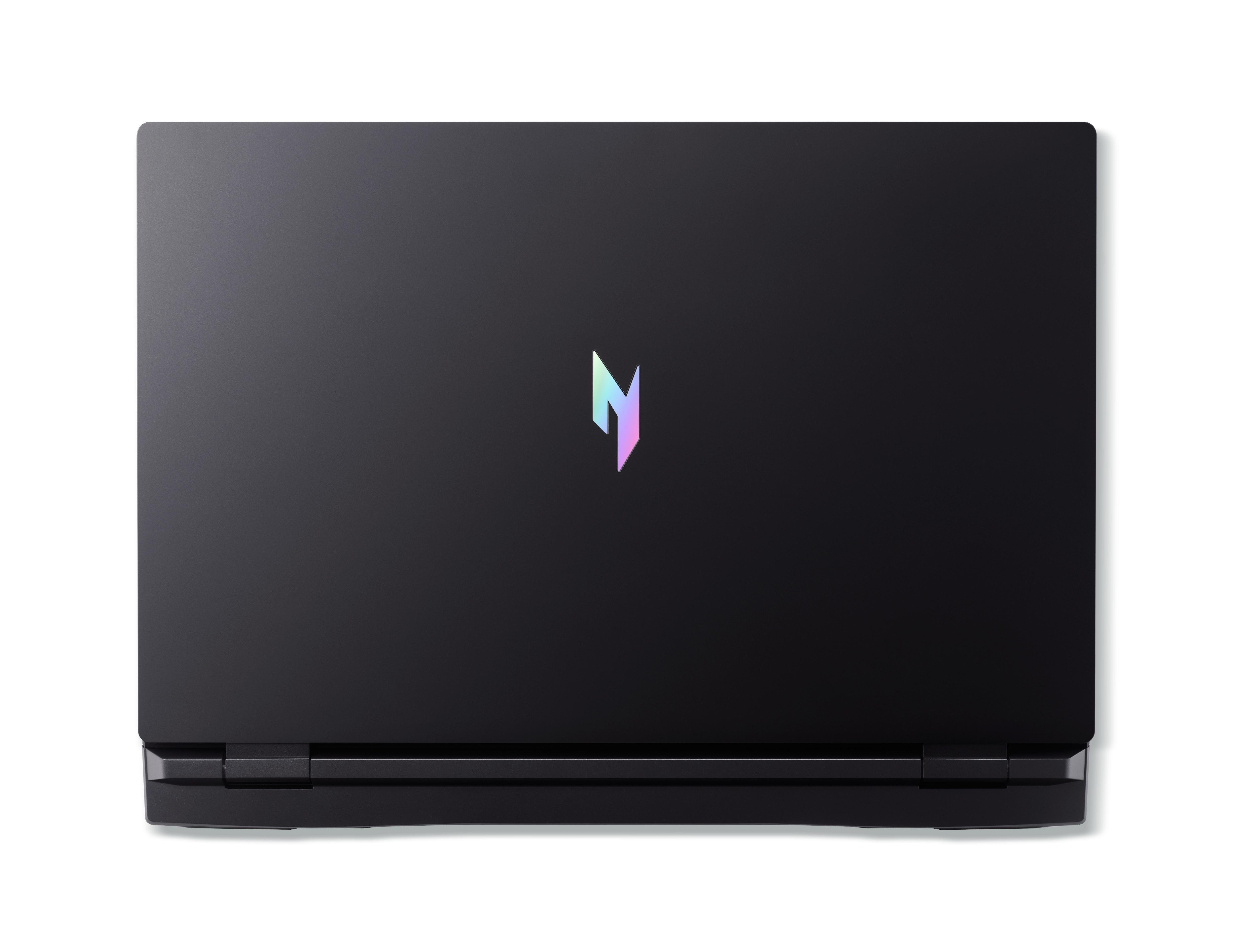 Grauer Laptop mit Lenovo-Logo auf der Rückseite, aus einem Winkel gesehen.