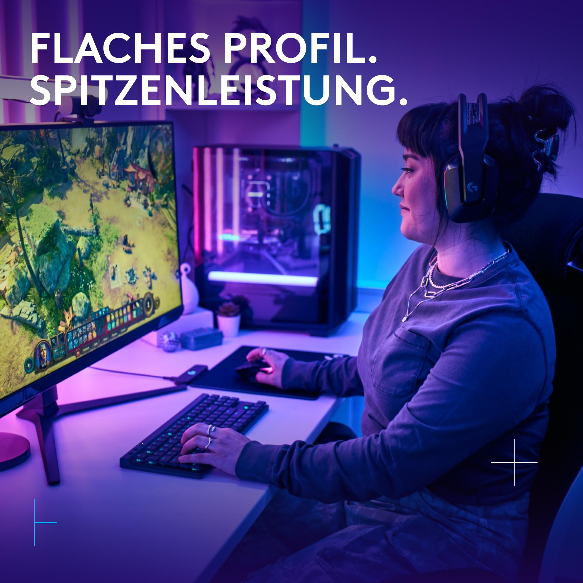 Frau spielt mit Headset, Tastatur und Monitor, der ein Spiel zeigt.