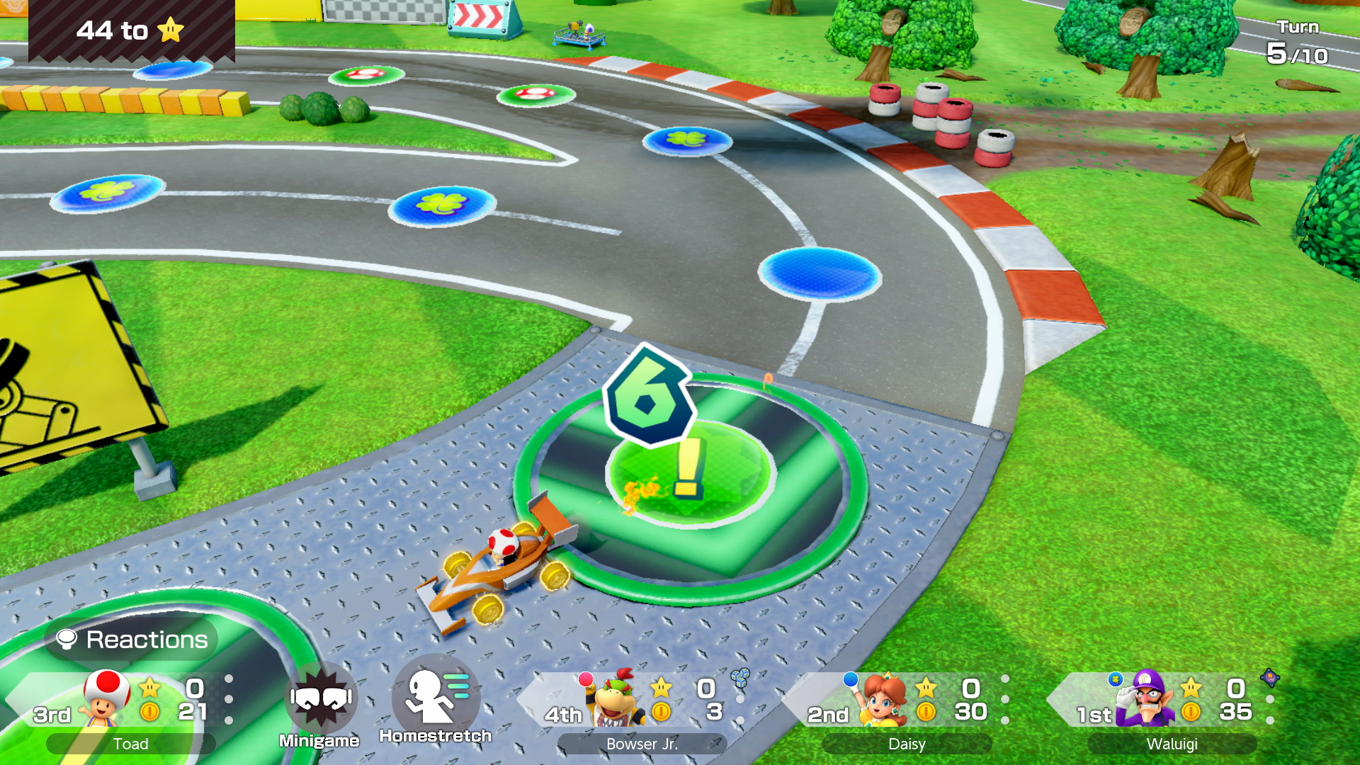 Scena del tabellone di gioco di Mario Kart con kart, numeri e personaggi.