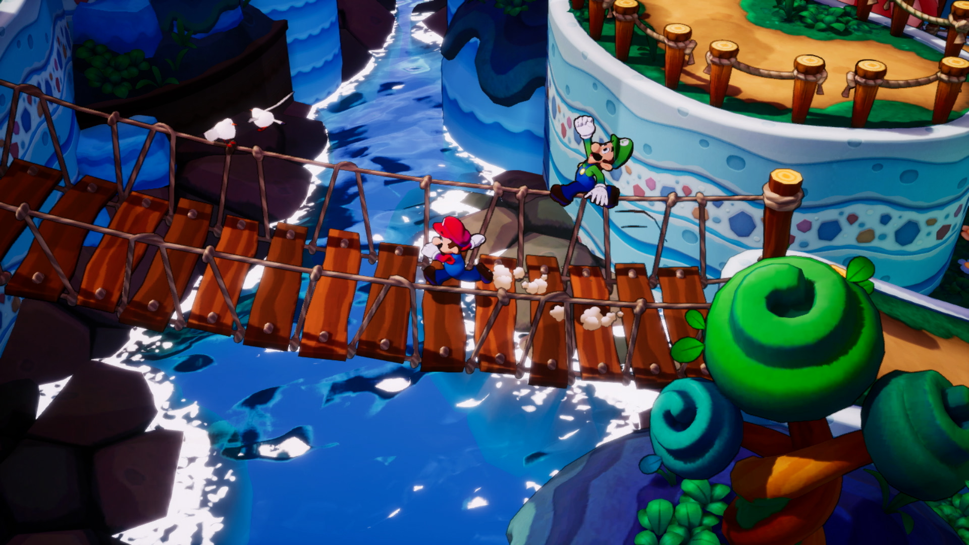 Mario e Luigi su un ponte sull'acqua. Un albero verde è a destra. Il cielo è blu.