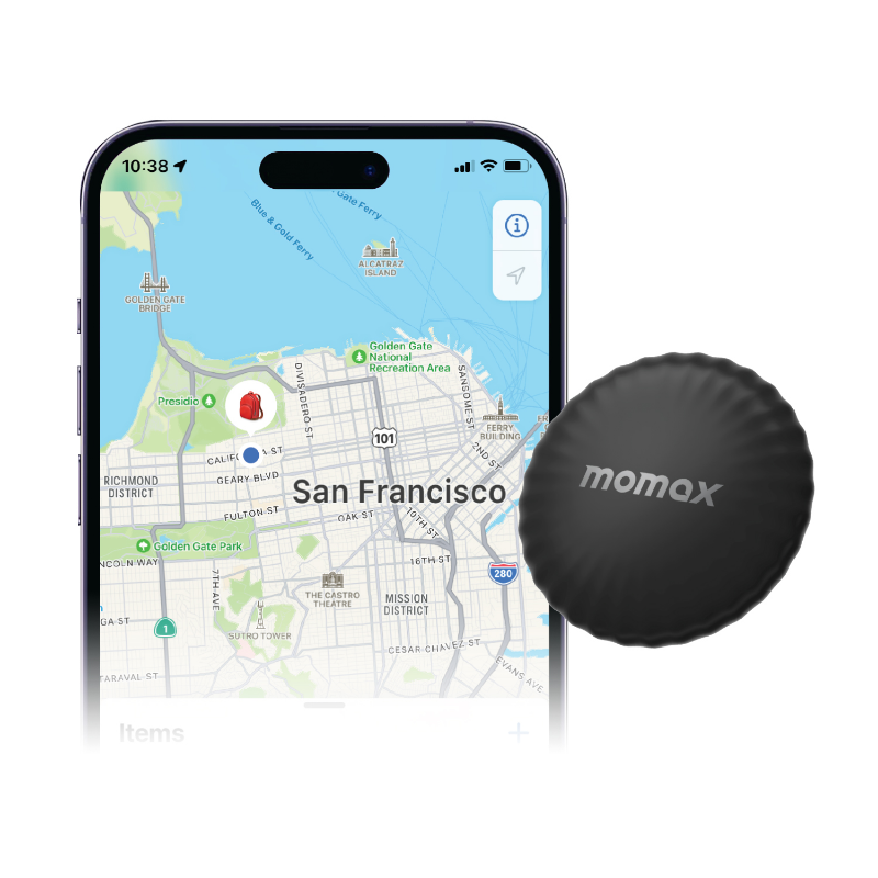 San Francisco haritası olan bir telefon tutan bir kişi ve siyah bir momax cihazı.