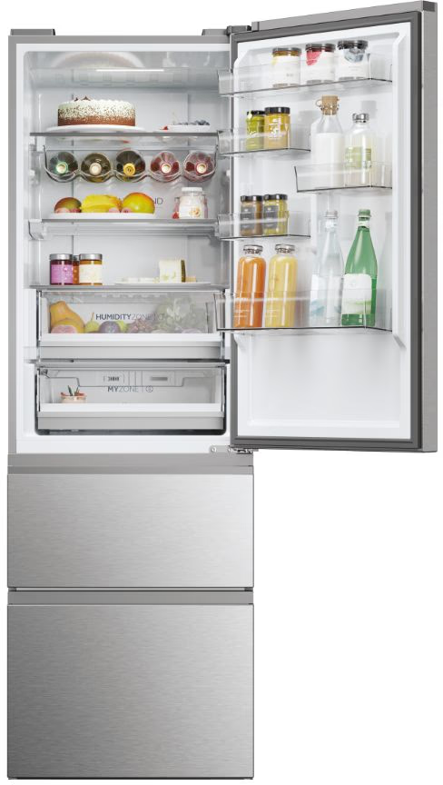 Un réfrigérateur en acier inoxydable avec la porte ouverte, révélant des aliments, des bouteilles de vin et des tiroirs.