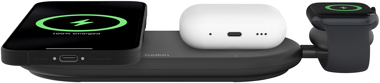 Egy fekete töltőállomás telefonnal, AirPodokkal és Apple Watch-csal. A telefon 100%-ig fel van töltve.