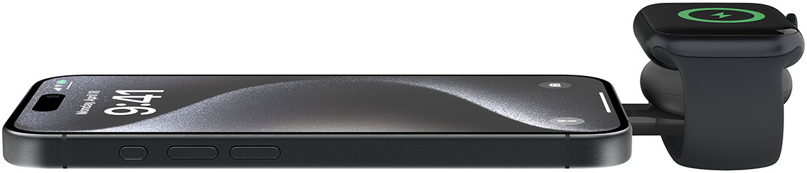 Egy fekete iPhone vezeték nélkül töltődik egy Apple Watch-csal. Az iPhone mutatja az időt.