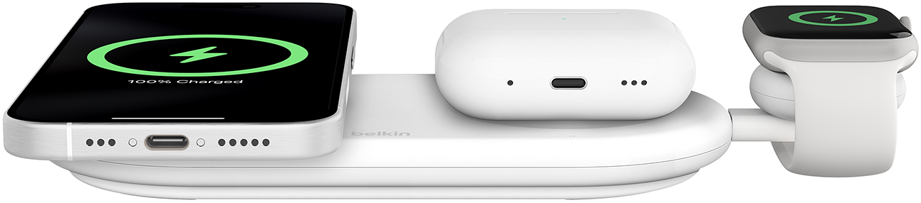 Egy fehér töltőállomás iPhone-nal, AirPods-szal és Apple Watch-csal, mindegyik töltődik.