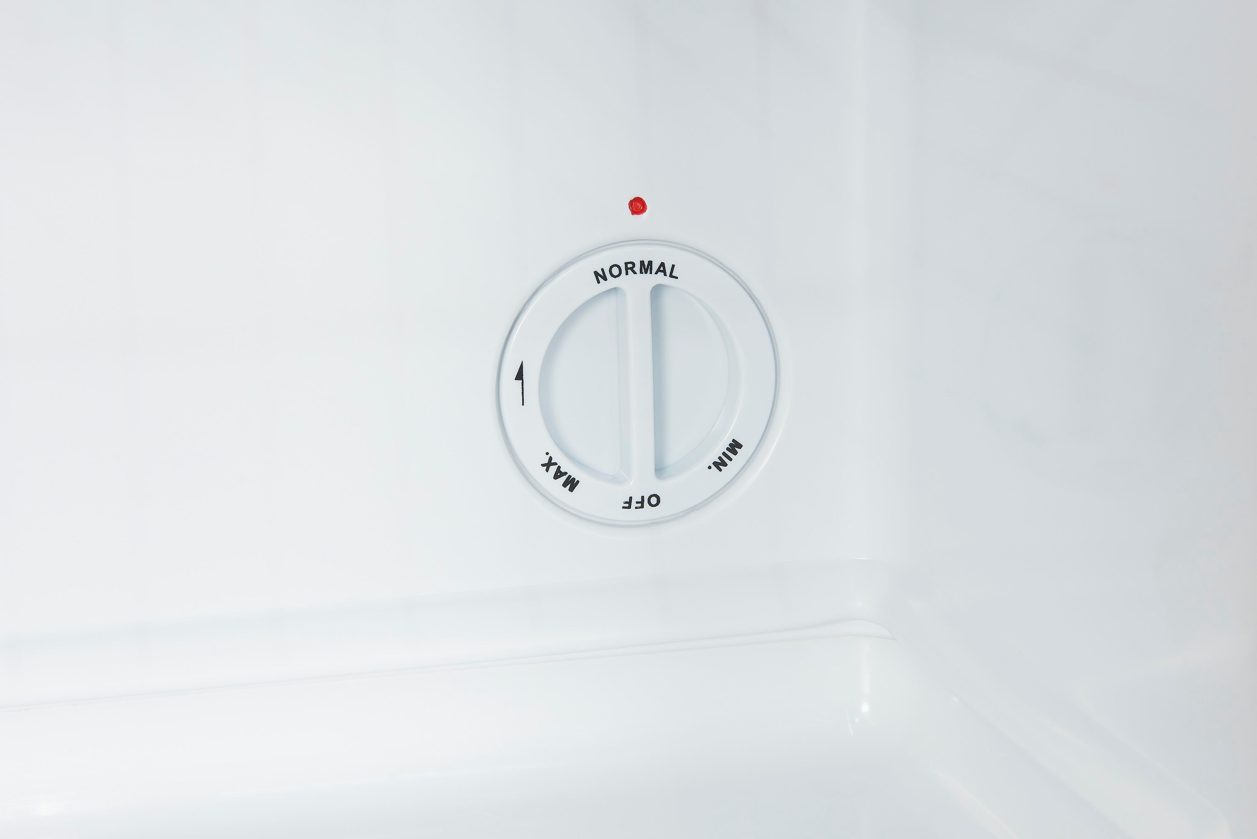 Weißer Kühlschrankinnenraum. Rundes Zifferblatt mit Einstellungen: Max, Aus, Normal, Min.