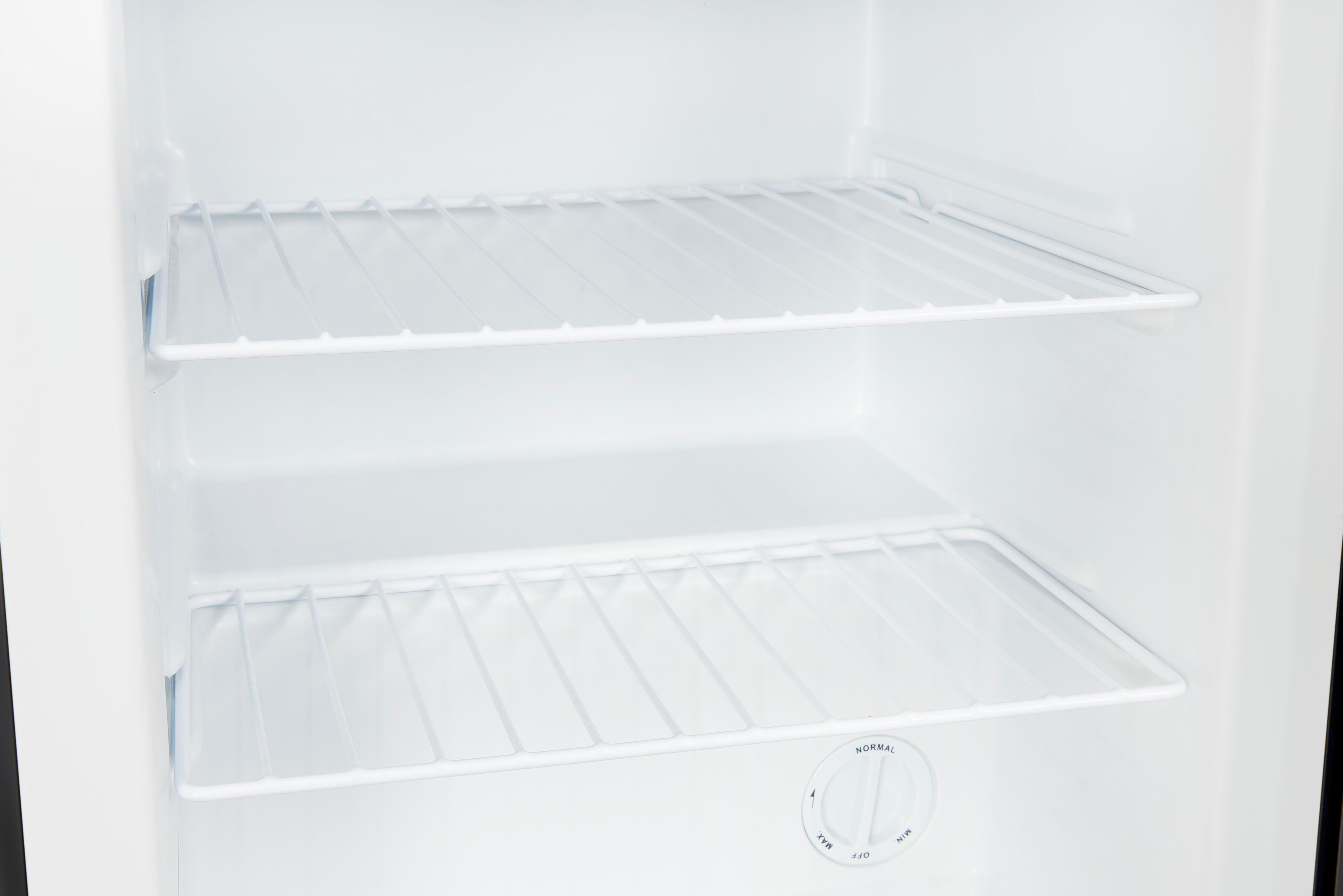 Im Inneren eines weißen Kühlschranks. Zwei weiße Drahtregale sind sichtbar.