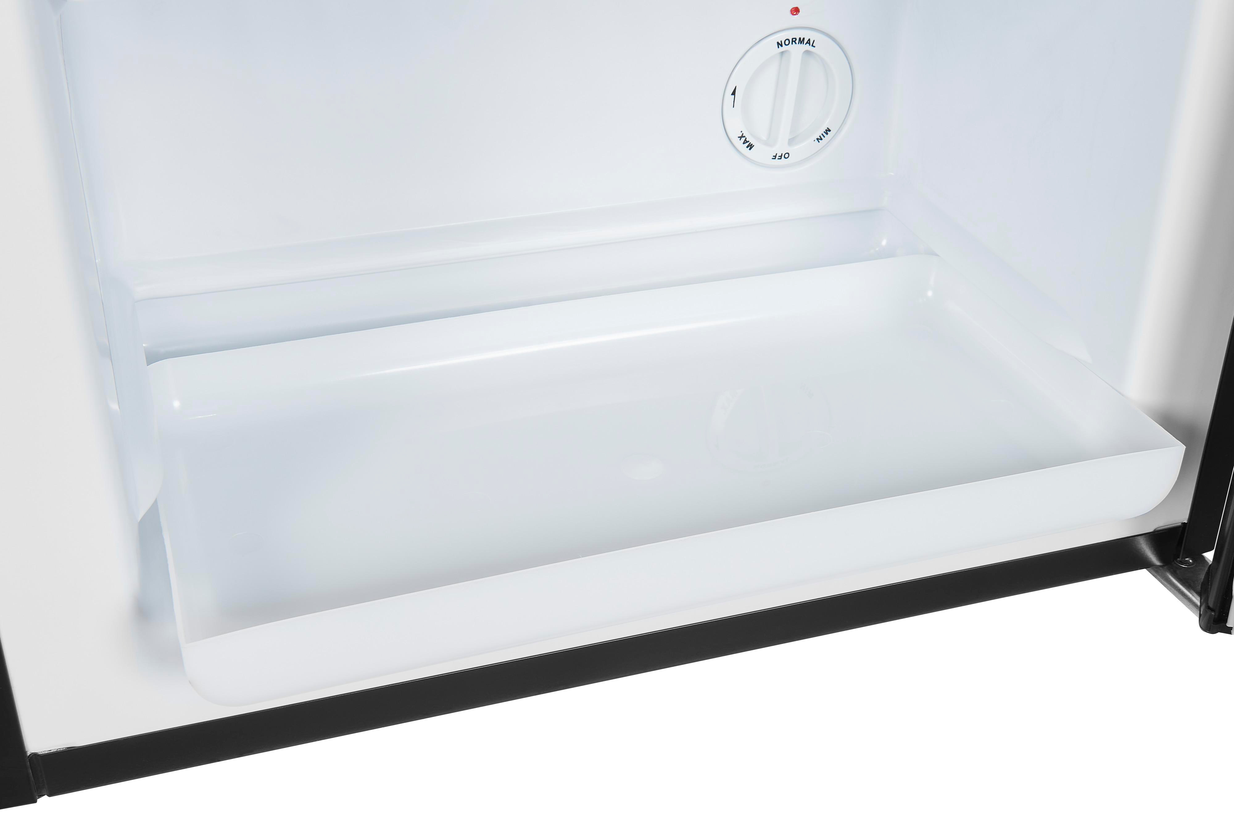 Weißer Kühlschrankinnenraum mit einem Fach in der Mitte und schwarzem Rahmen.