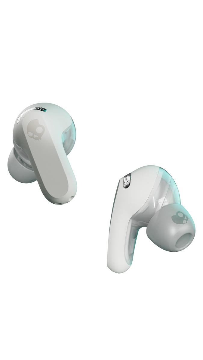 Zwei weiße Ohrhörer, abgewinkelt, mit Skullcandy-Logo und Ohrspitzen.
