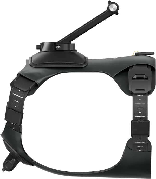 VR-Headset mit schwarzen Riemen und schwarzer Kopfstütze. Schwarzer Hintergrund. Gerät zeigt nach rechts.
