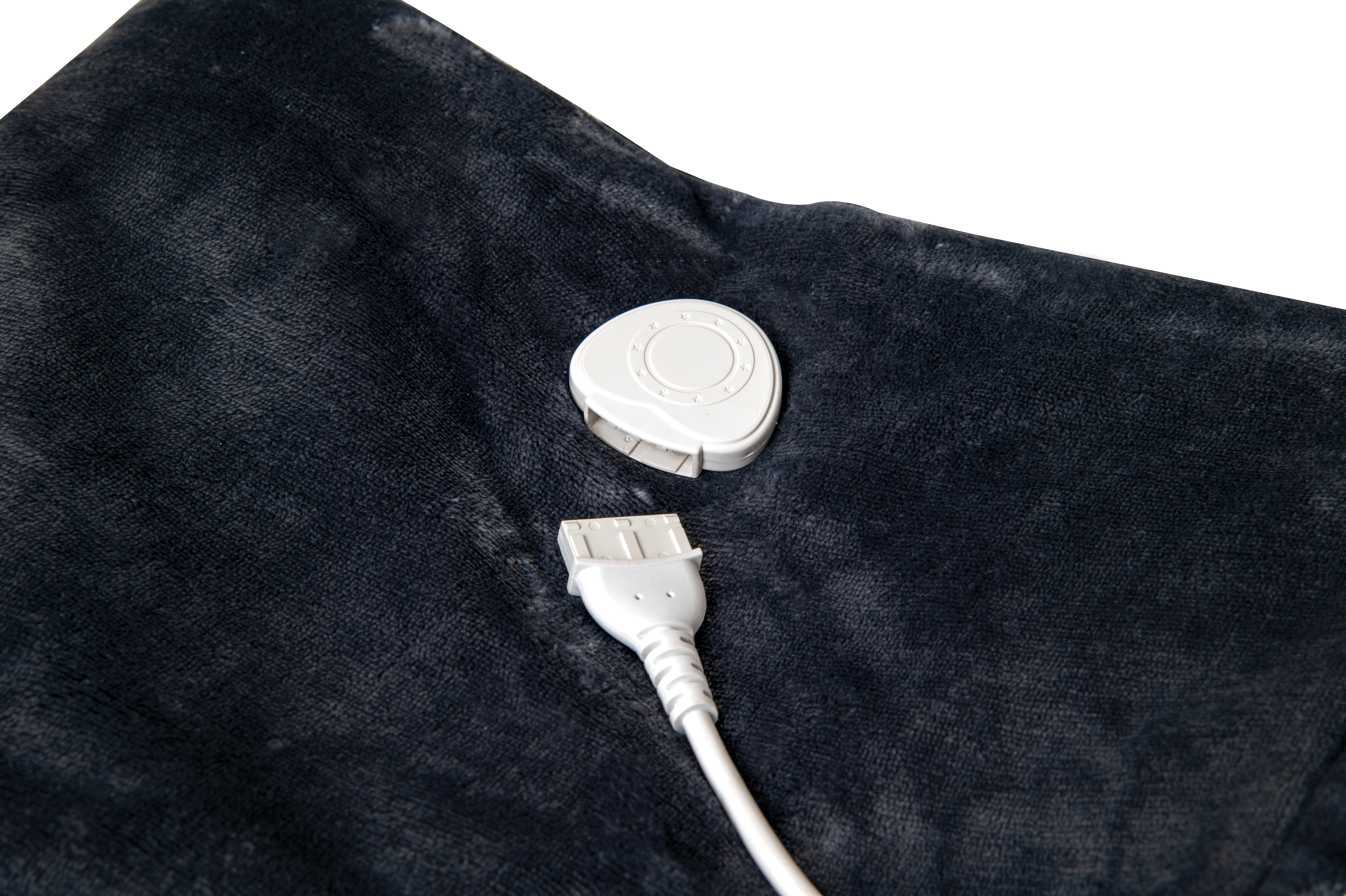 Nahaufnahme eines grauen Heizkissens mit weißem Controller und weißem Netzkabel.