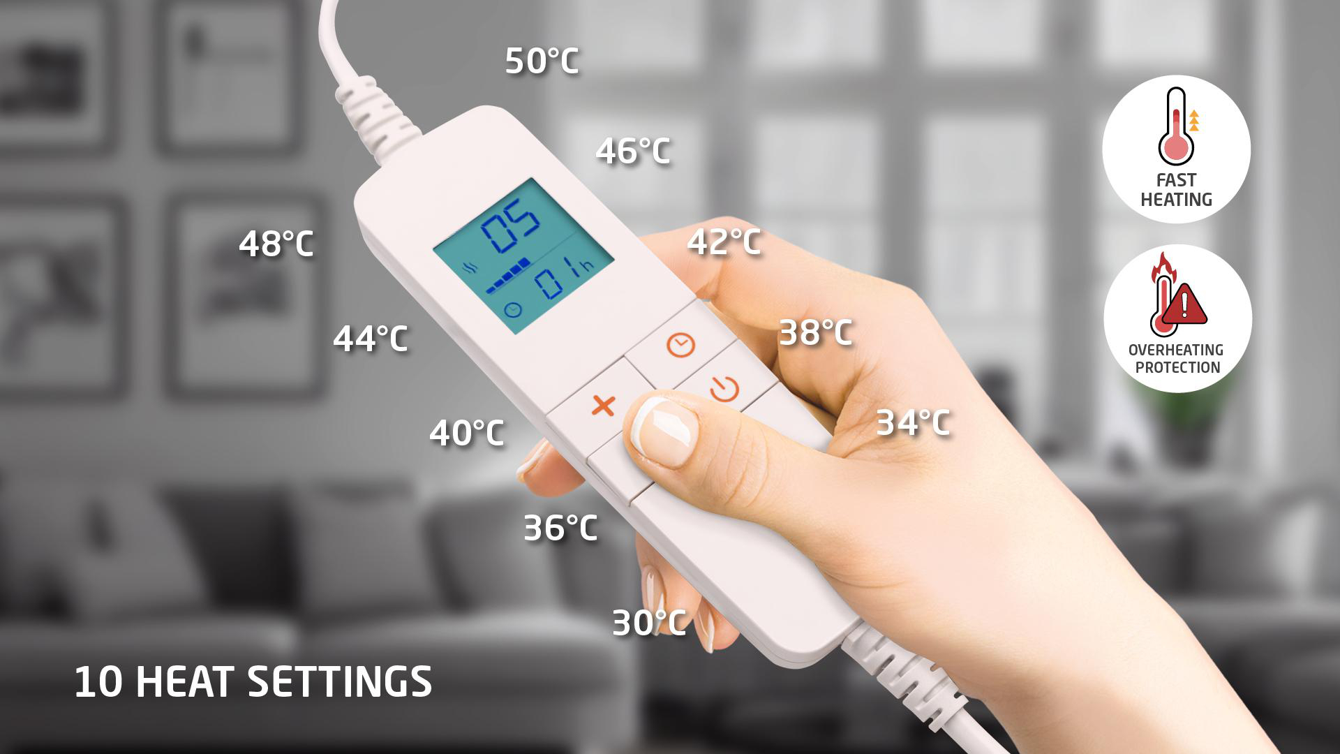 Hand stellt einen weißen Heizkissenregler mit Temperatureinstellungen ein. Der Hintergrund ist ein verschwommenes Wohnzimmer.