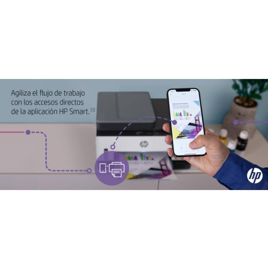 Una impresora con una persona usando un smartphone.