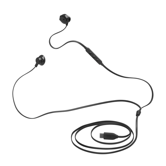 Auriculares negros sobre fondo negro, con control y conector USB-C visibles.