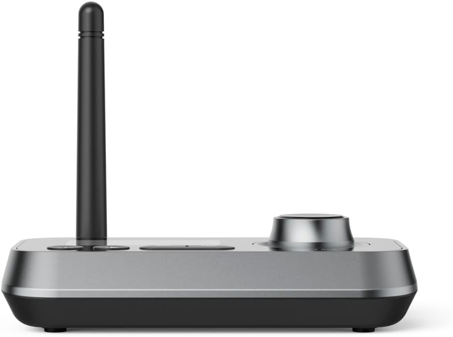 Dispositivo plateado y negro con antena, vista lateral, aislado en blanco.