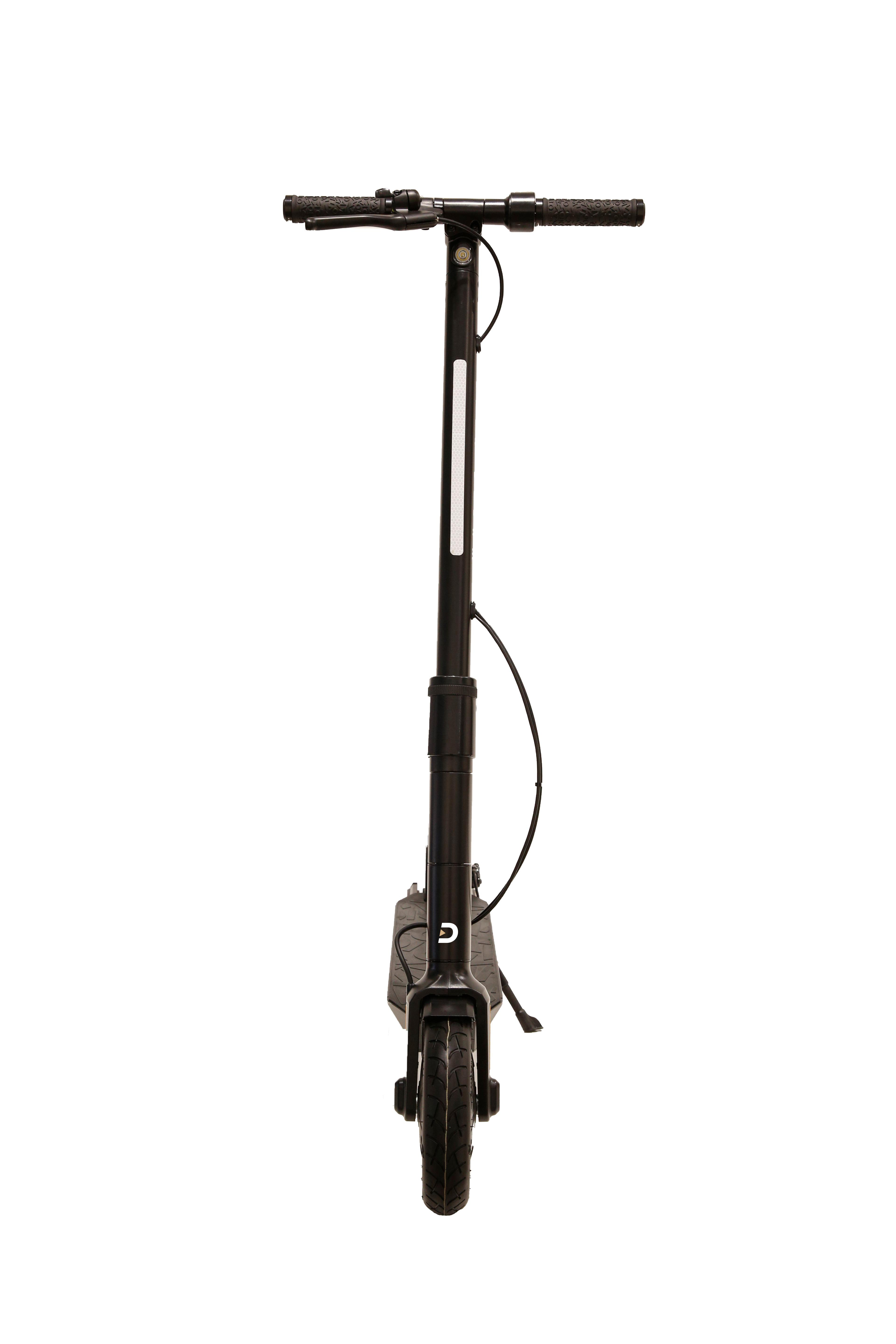 Schwarzer Elektroroller, vertikale Ansicht, weißer Hintergrund. Lenker und Vorbau prominent.