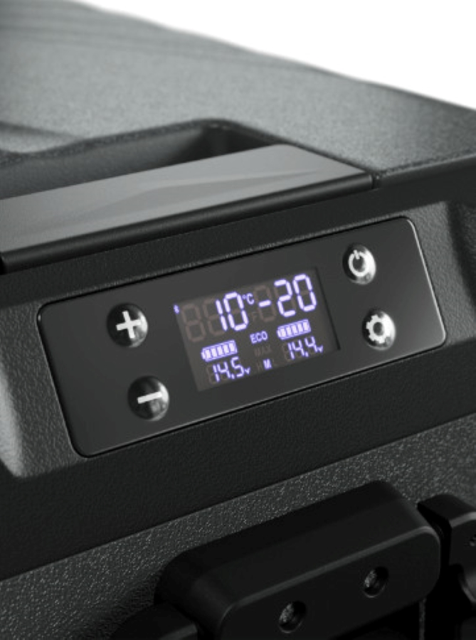 Zbliżenie czarnego wyświetlacza przenośnej lodówki, pokazujące temperaturę i ustawienia zasilania.
