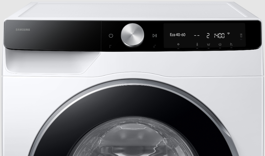 Zbliżenie białego panelu sterowania pralki Samsung z czarnymi drzwiami i wyświetlaczem.
