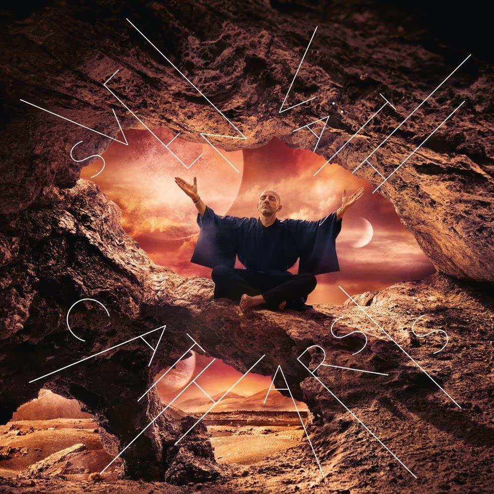 Albumcover eines Mannes mit erhobenen Armen in einer Höhle, mit dem Text 'Catharsis' und dem Künstlernamen.