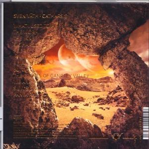 Ein Albumcover mit einer Wüstenlandschaft mit zwei Planeten und Text auf der linken Seite.