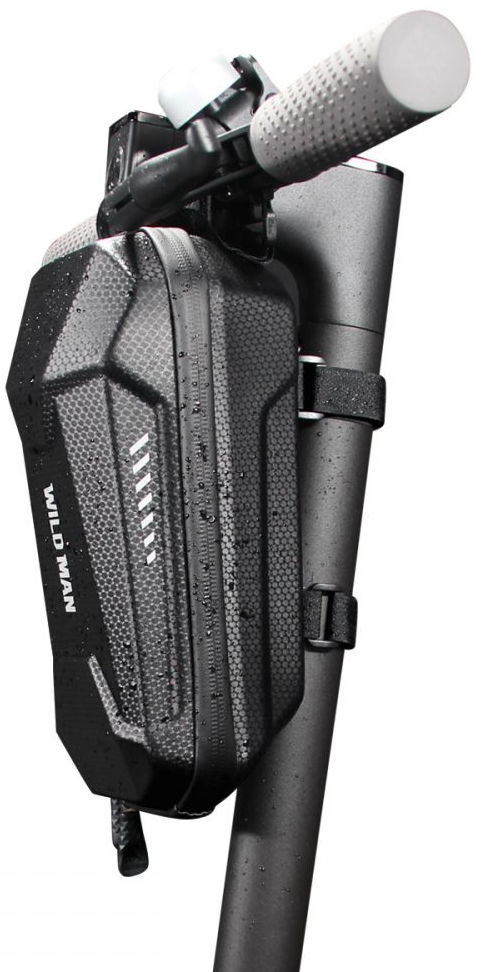 Hulajnoga z czarną torbą przymocowaną do kierownicy. Torba ma biały tekst.