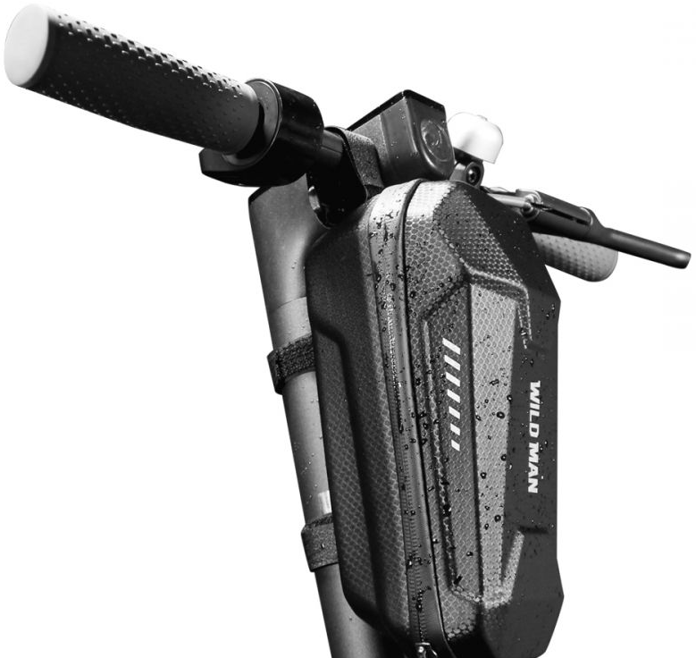 Czarna kierownica skutera z czarną torbą i białym dzwonkiem.