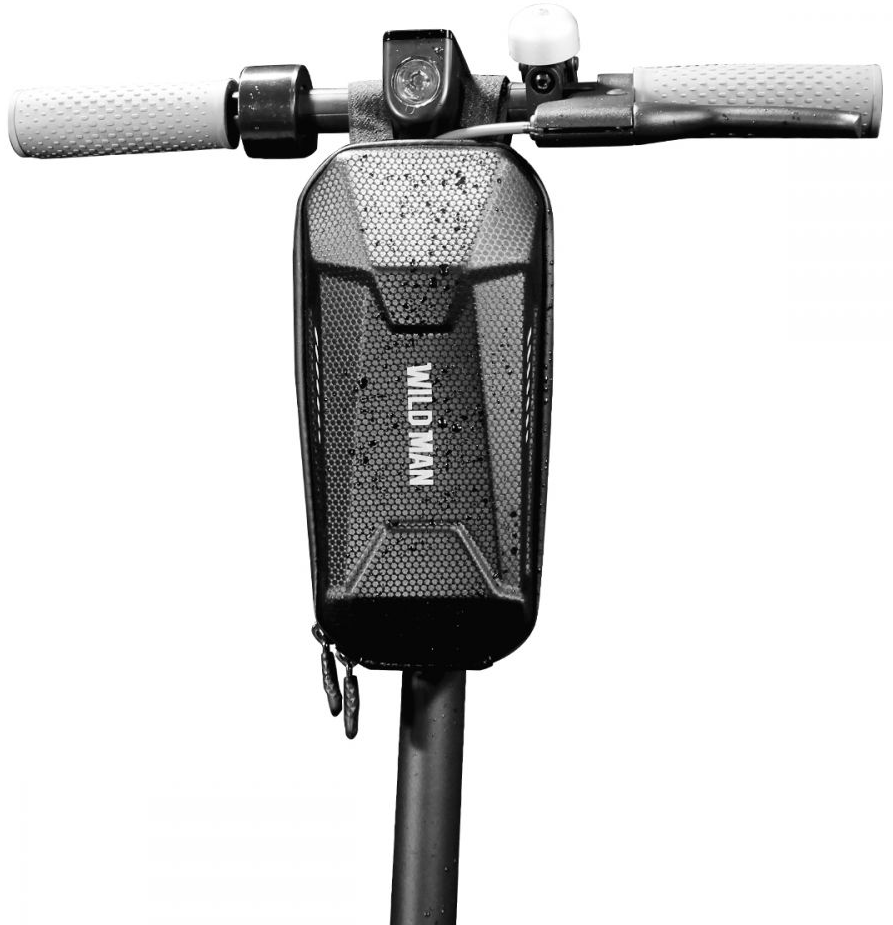 Czarno-biały obraz. Czarny skuter z czarną torbą z napisem WILD MAN na kierownicy.