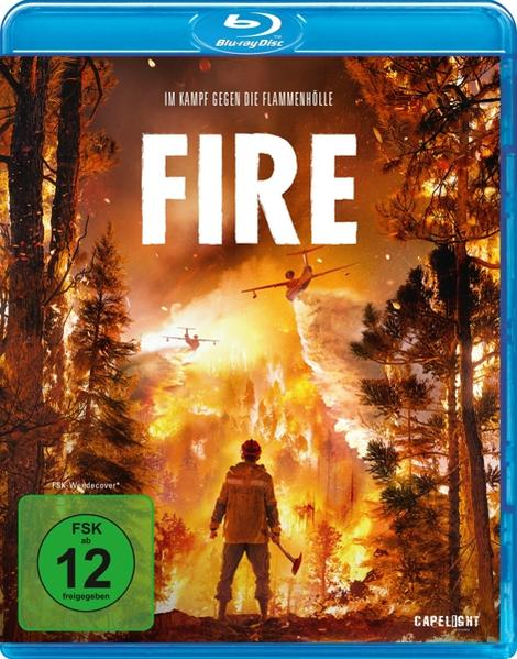 Blu-ray Disc-Cover. Ein Mann mit einer Axt steht vor Feuer und Bäumen.