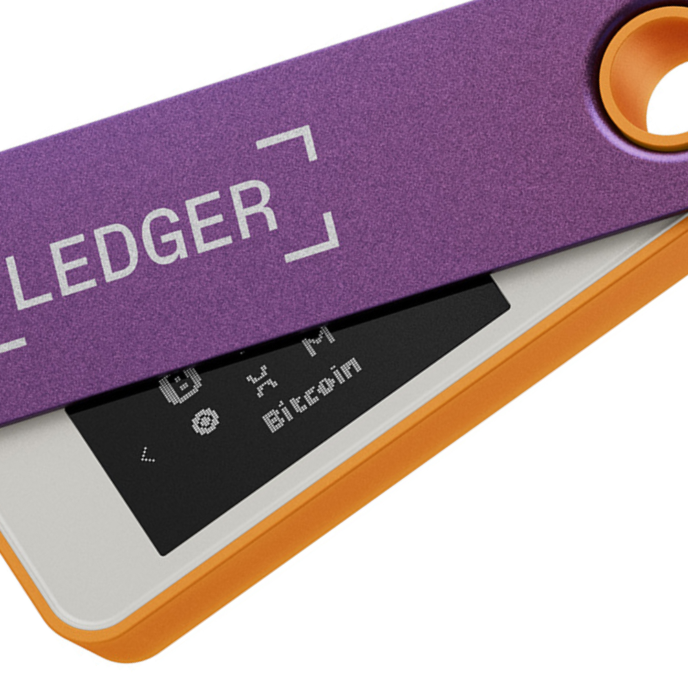 Mor ve turuncu Ledger donanım cüzdanı. Ekran Bitcoin gösteriyor. Ledger kısmen açık.