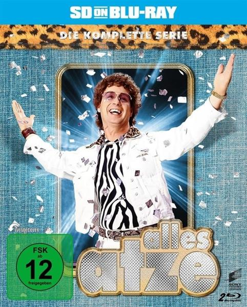 DVD-Cover. Ein Mann in weißer Jacke und Sonnenbrille hebt die Arme, umgeben von Konfetti.
