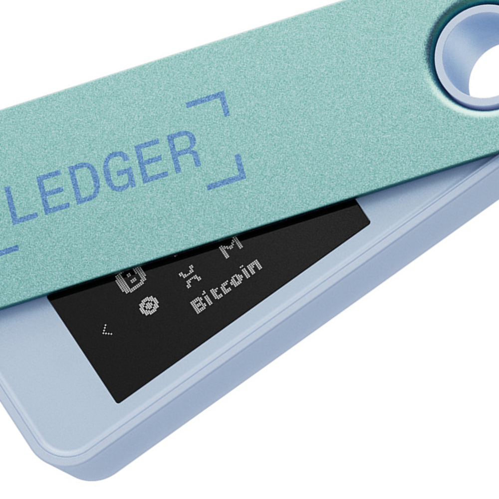 Ekranında Bitcoin logosunu gösteren bir Ledger Nano S kripto cüzdanının yakın çekimi.