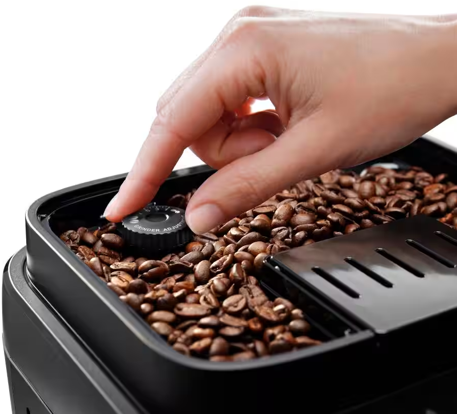 Primo piano di una mano che regola l'impostazione del macinino su una macchina da caffè.