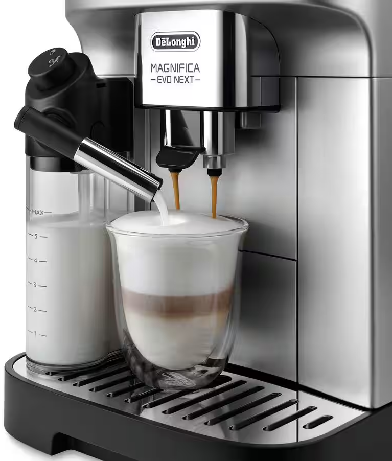 Macchina da caffè Delonghi che fa il latte. Schiuma di latte in un bicchiere, con caffè.