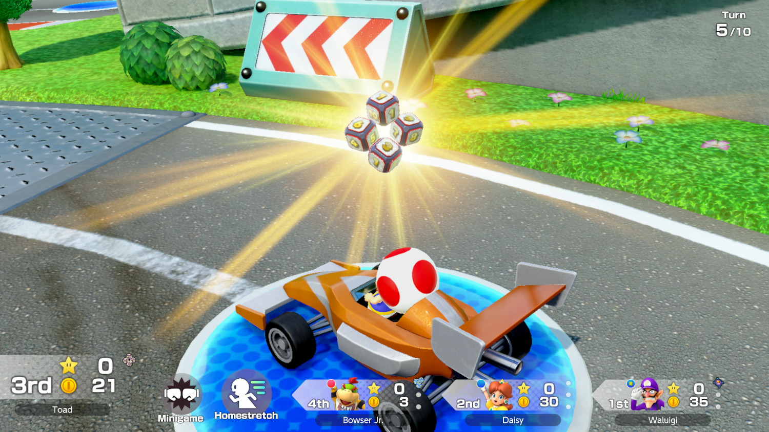 Mario Kart game scène. Een auto met Toad erop wordt getoond. Dobbelstenen zweven boven de auto. Andere personages zichtbaar.