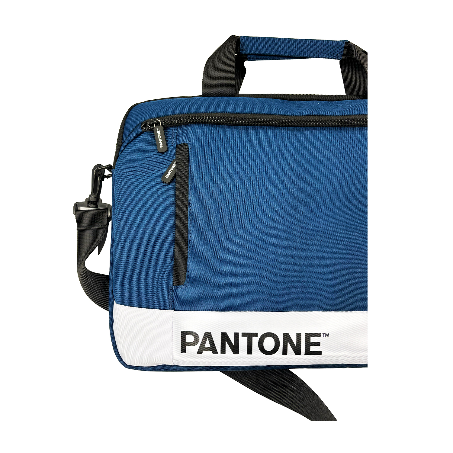 Primo piano di una borsa Pantone blu. Manico nero, tracolla e testo Pantone bianco.