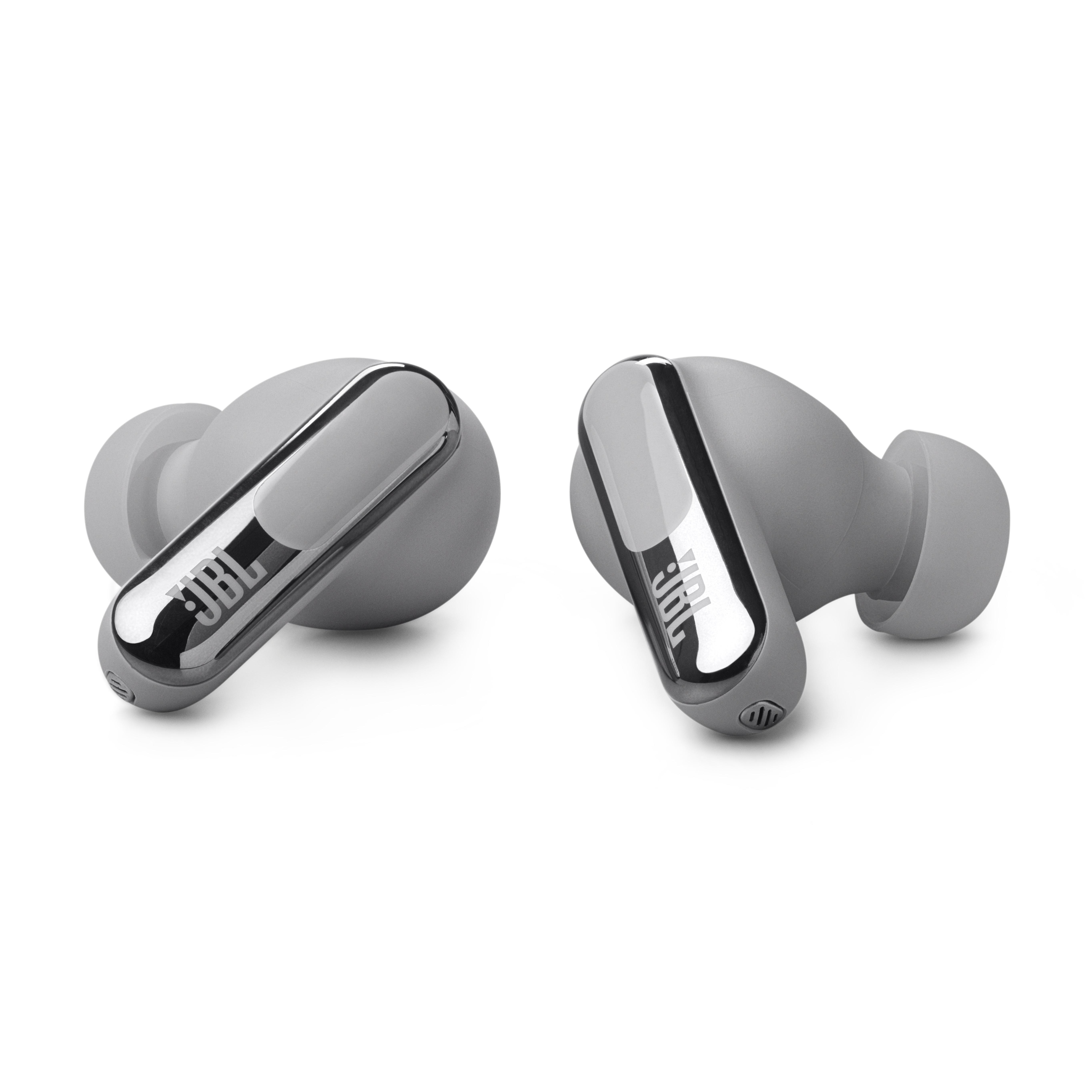 Paar graue JBL kabellose Ohrhörer. Silberne Akzente und das JBL-Logo sind sichtbar.