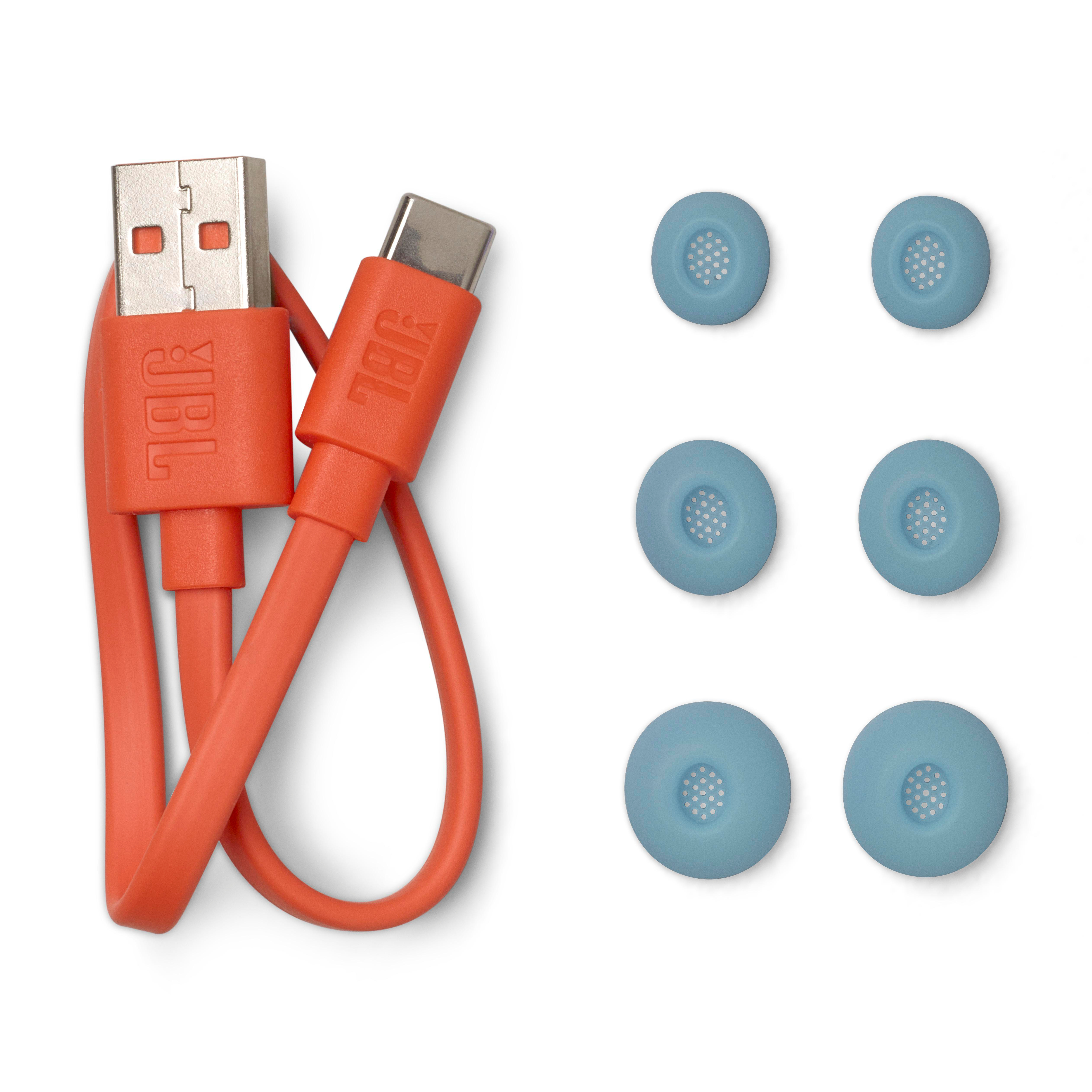 Oranges JBL-Ladekabel und blaue Ohrstöpsel. Das Kabel hat USB- und USB-C-Anschlüsse.