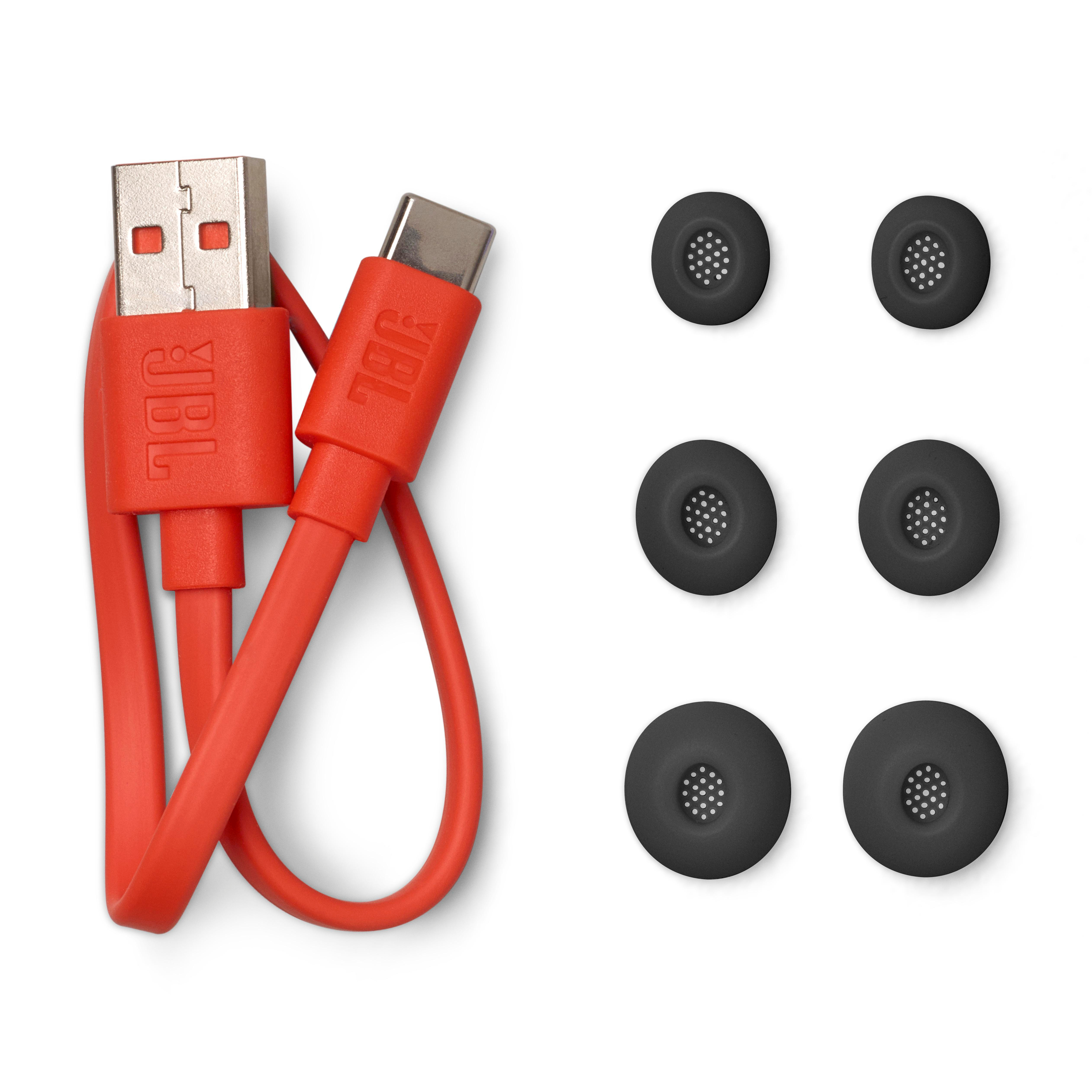 Rotes USB-C-Kabel und schwarze Ohrstöpsel. Das Kabel hat das JBL-Logo.