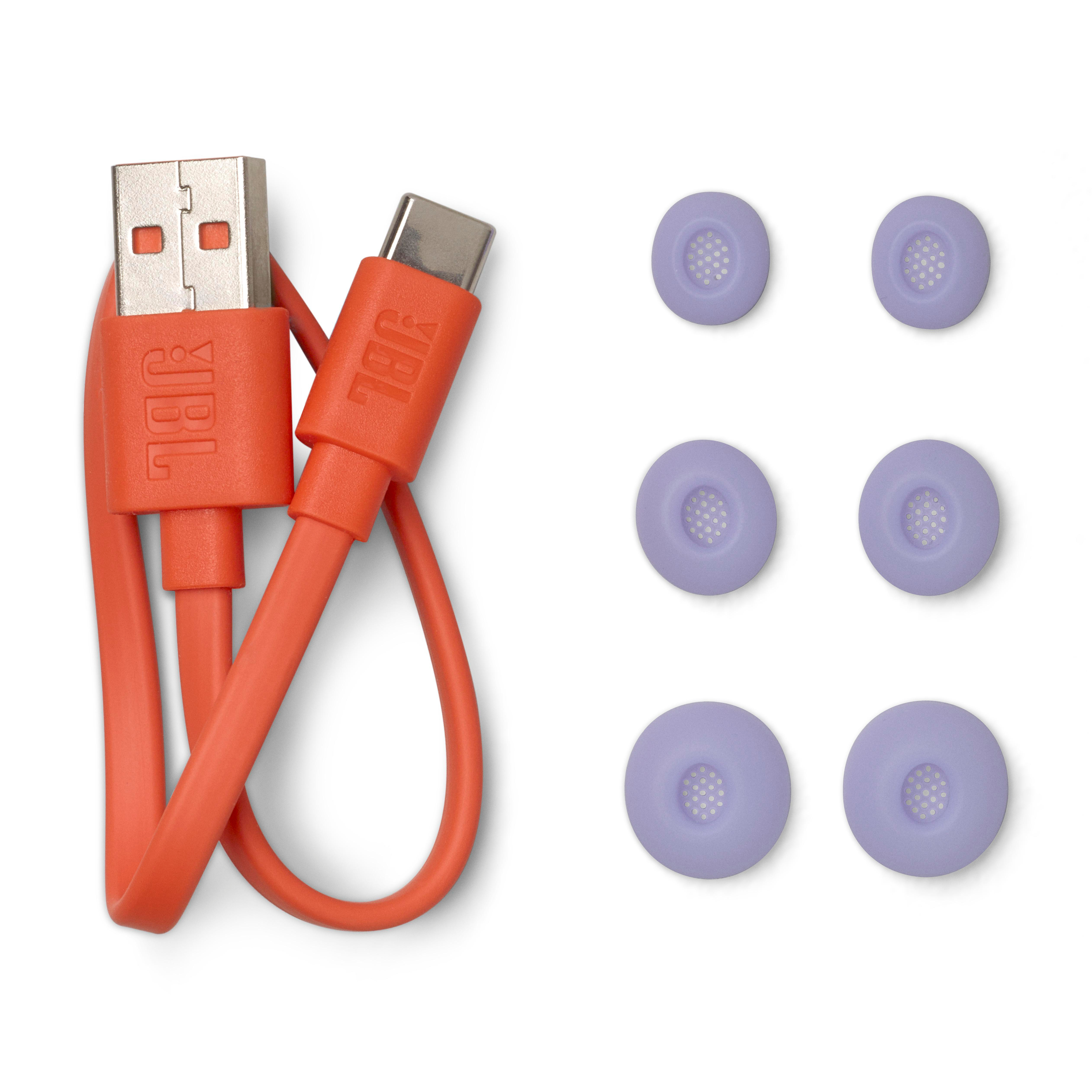 Oranges JBL USB-C-Kabel und ein Satz lila Ohrstöpsel. Weißer Hintergrund und minimalistisches Layout.