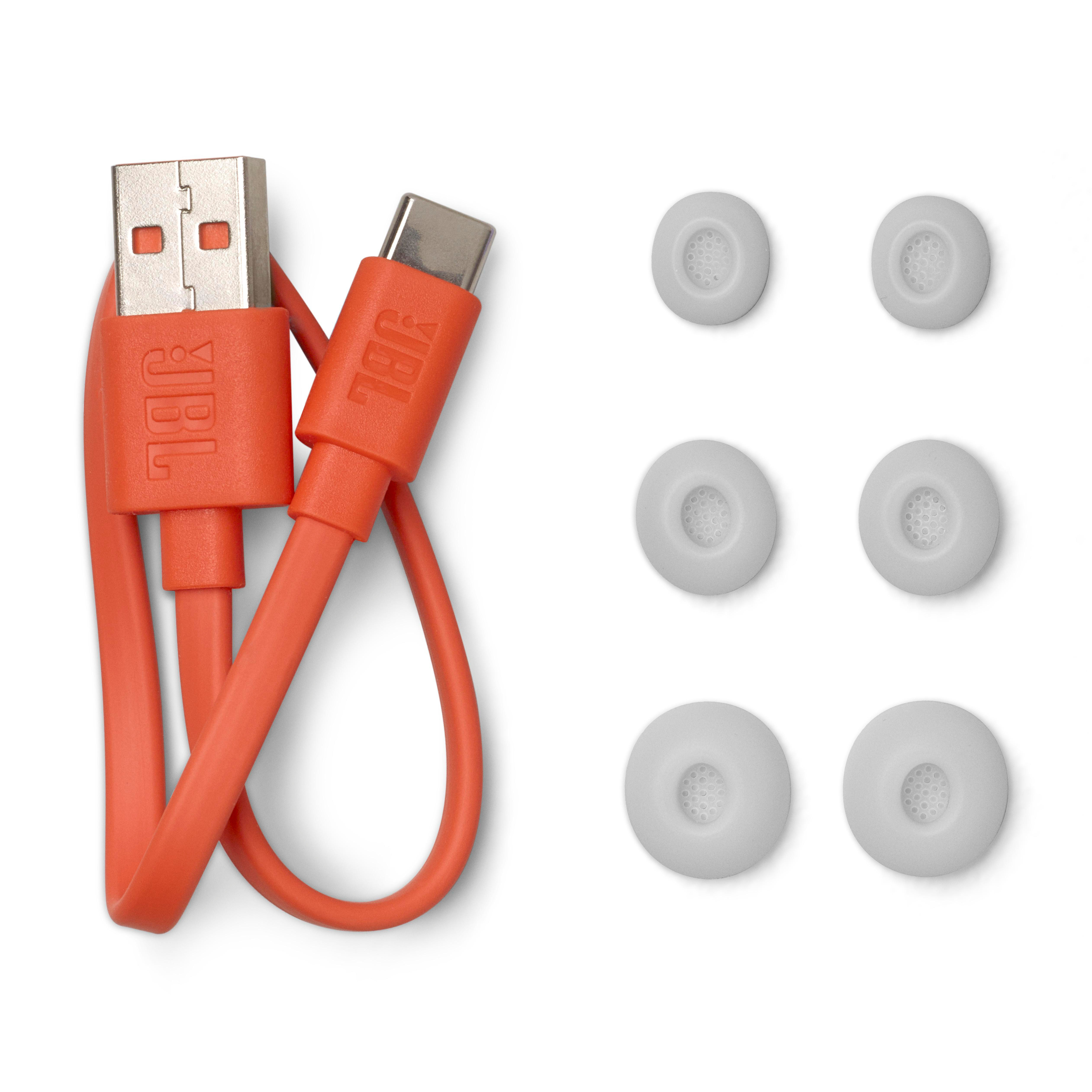 Oranges USB-C-Kabel und Ohrstöpsel auf weißem Hintergrund, mit JBL-Logo.
