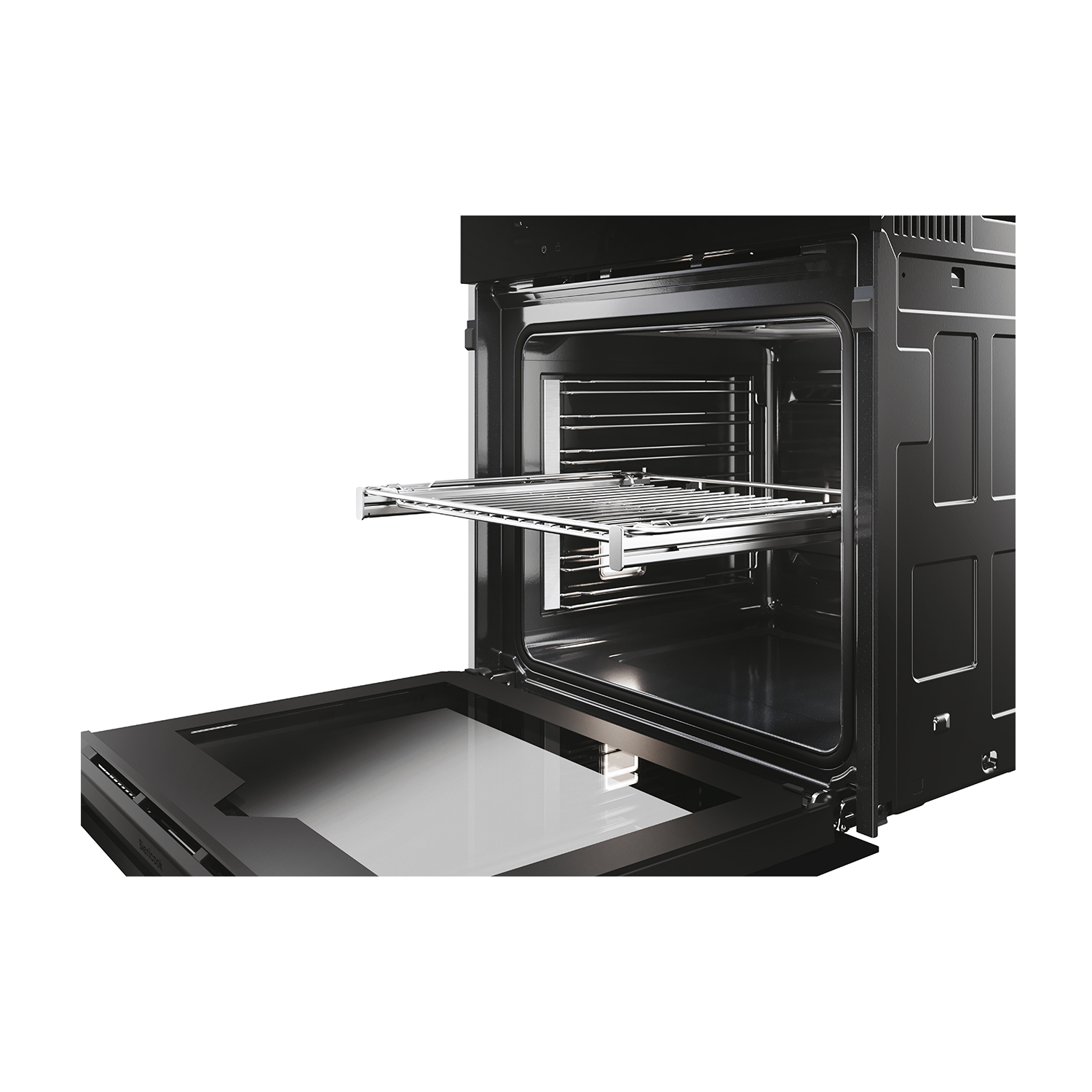 Interno del forno con una griglia all'interno, porta aperta, sfondo bianco.