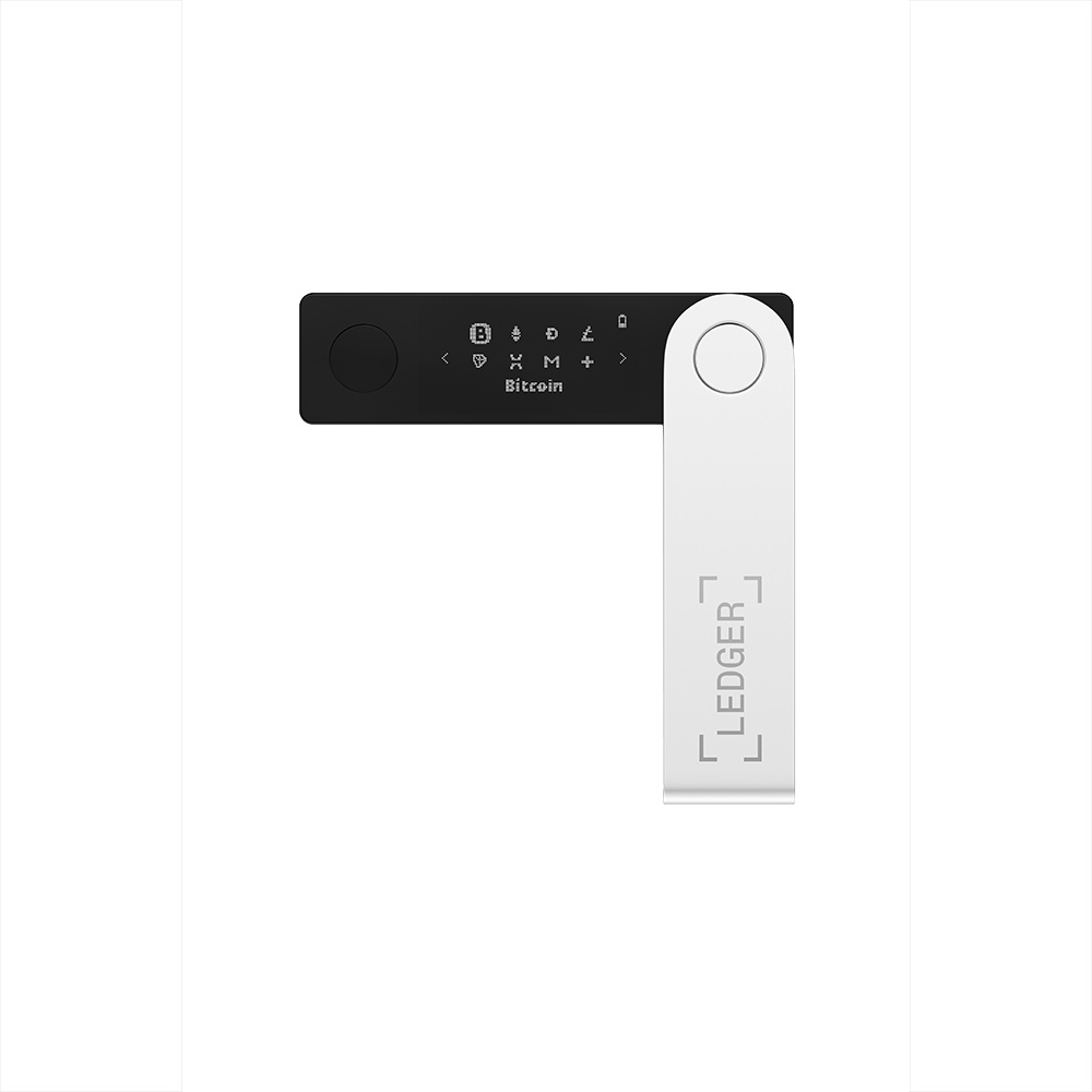 Küçük ekranında Bitcoin sembolü bulunan siyah ve gümüş renkli bir Ledger cihazı.