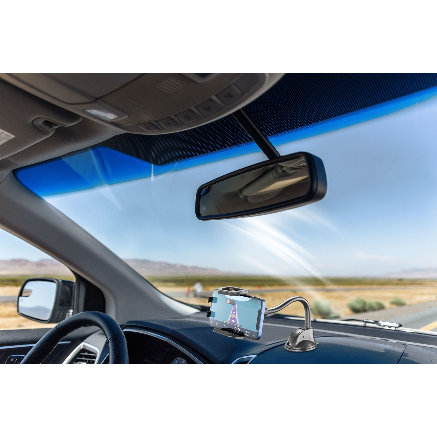 In een auto is een telefoon op het dashboard gemonteerd en toont een navigatie-app.