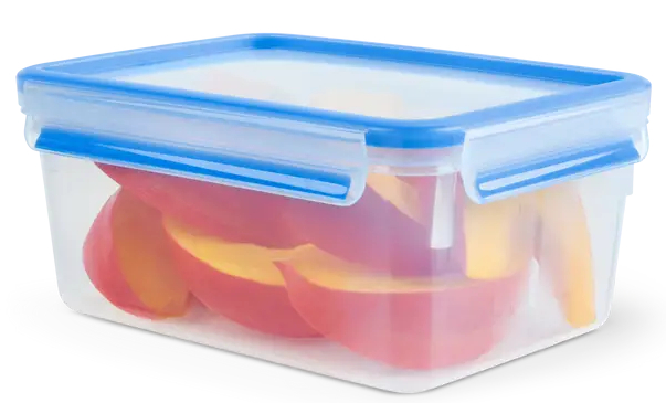 Przezroczysty plastikowy pojemnik z niebieską pokrywką. W środku pokrojone, dojrzałe mango.