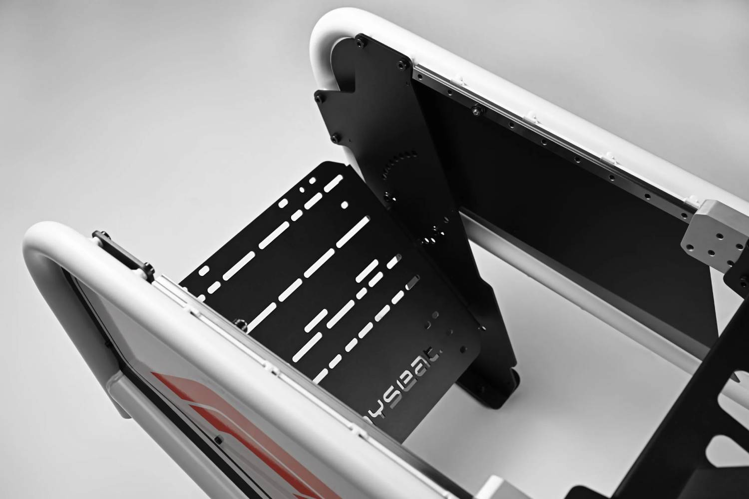 Un asiento de simulación de coche de carreras en blanco y negro.